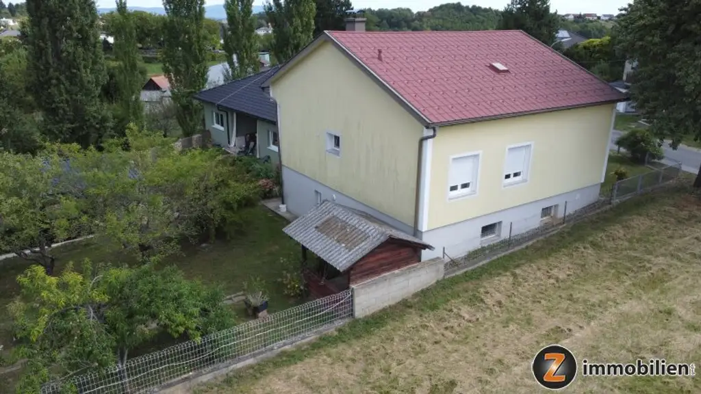 Unterkellertes Einfamilienhaus mit Garage und Obstbaumbestand