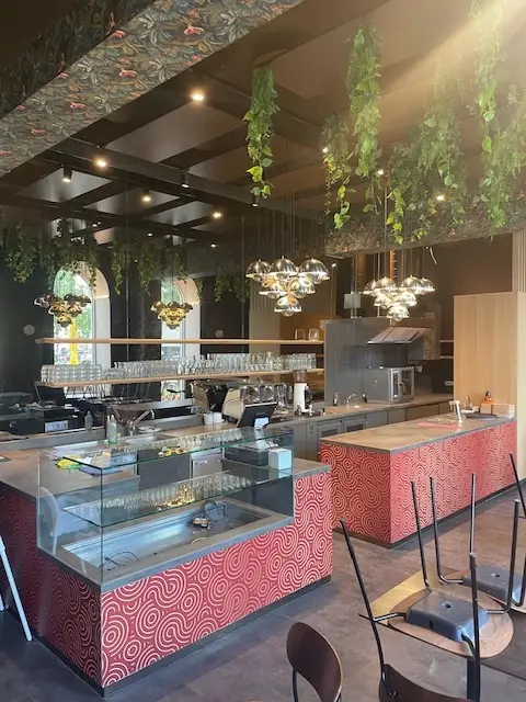 Neu adaptiertes Cafe Konditorei Restaurant auf frequentiertem zentralen Hauptplatz im 2. Bezirk
