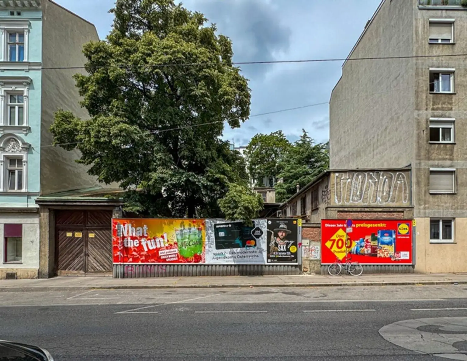 GRUNDSTÜCK MIT ALTBESTAND UND ERHEBLICHEM ENTWICKLUNGSPOTENZIAL / NÄHE EINKAUFSZENTRUM HERNALS
