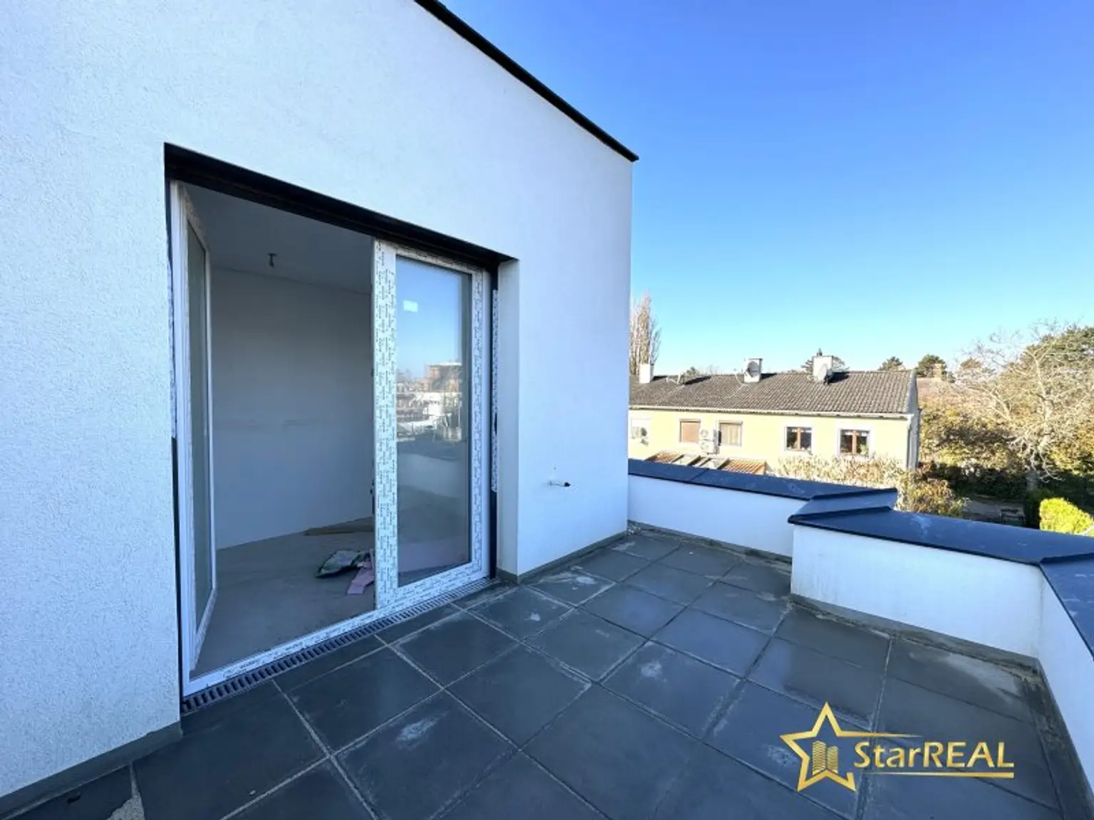 TOP DEAL! SCHLÜSSELFERTIGES EINZELHAUS! 5 ZIMMER/ 3 BADEZIMMER/ 3 TOILETTEN. INKLUSIVE STELLPLATZ.