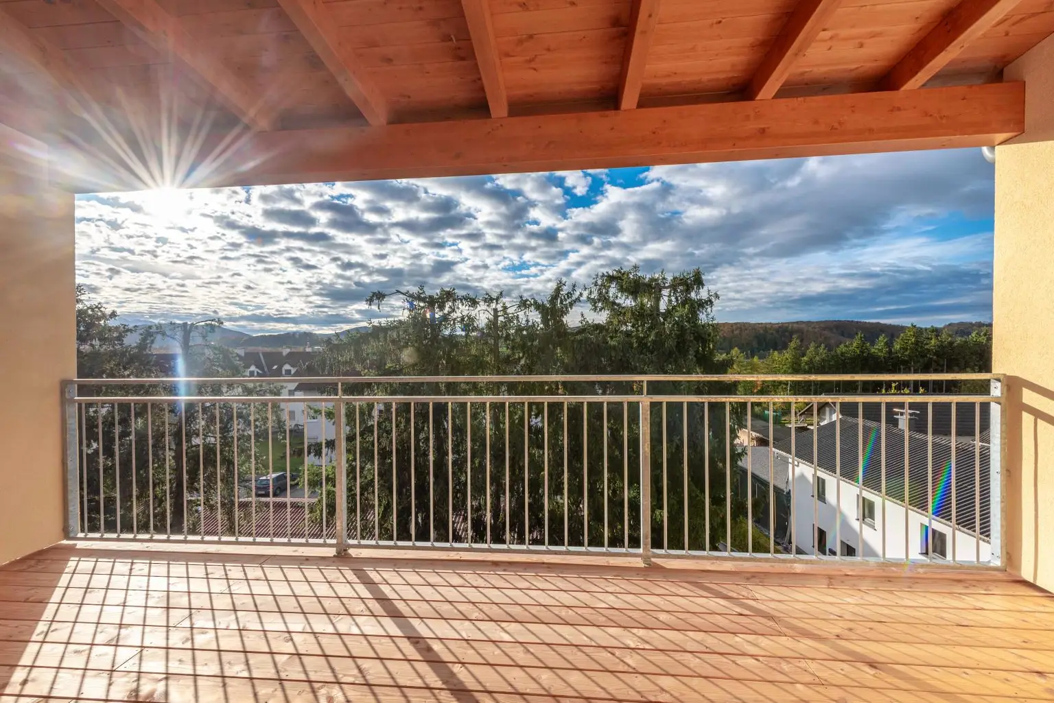 Neubau mit Qualität: Helle Wohnung mit großer, überdachter Terrasse