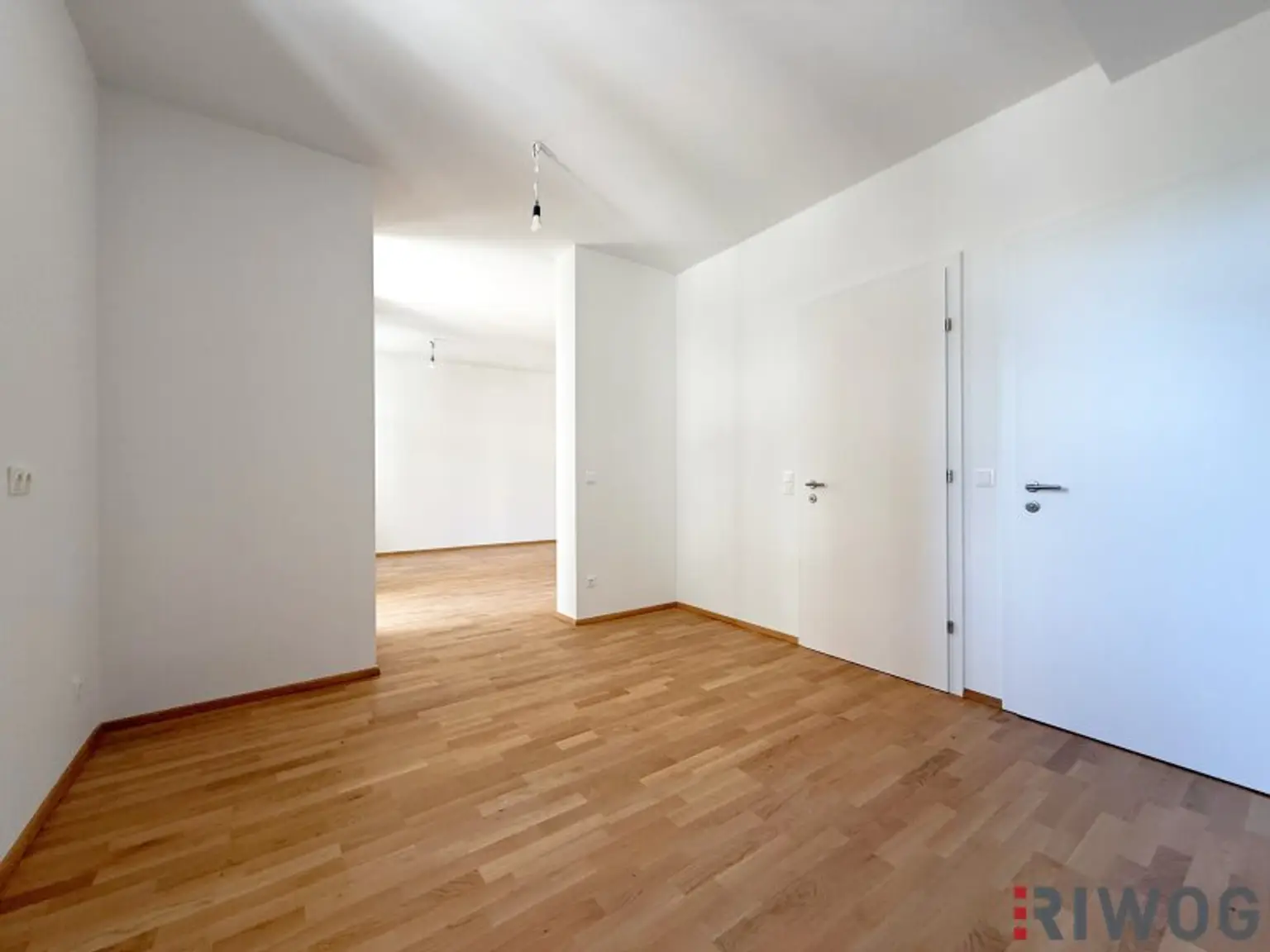 NEUER PREIS - SOMMERAKTION | 3-Zimmer Altbauwohnung mit großem innenhofseitigem Balkon im 1. Liftstock | ERSTBEZUG NACH SANIERUNG