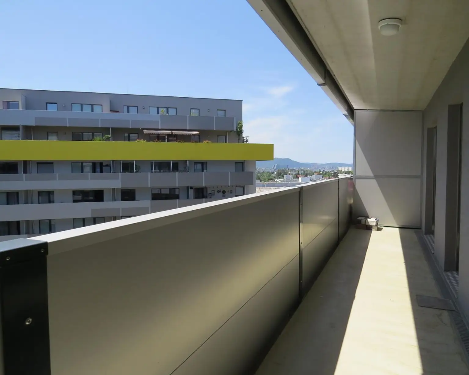 geräumiger Balkon mit Weitblick