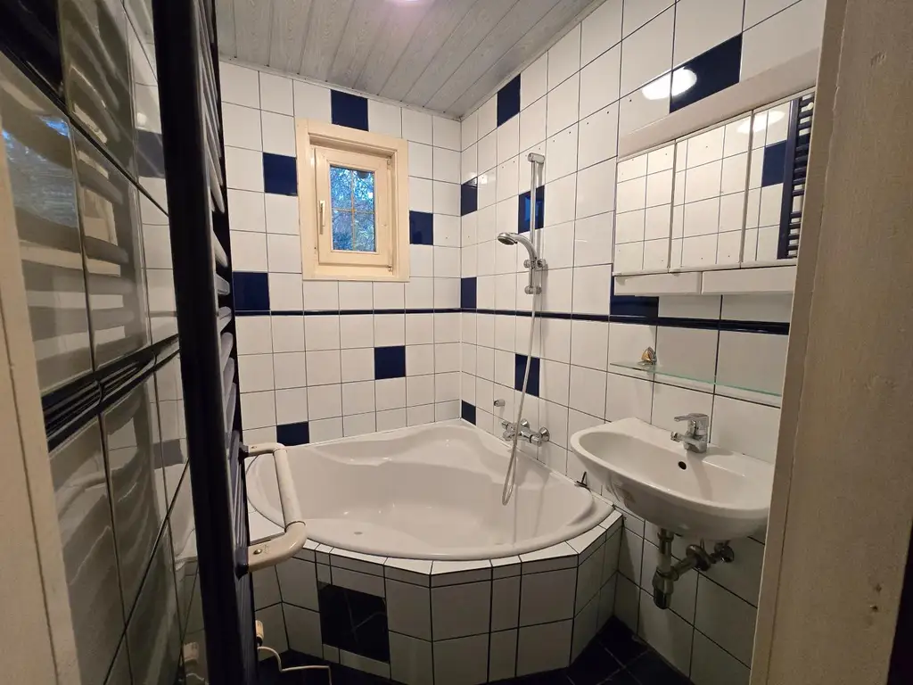 Haus mit zwei Wohneinheiten und Gartenidylle