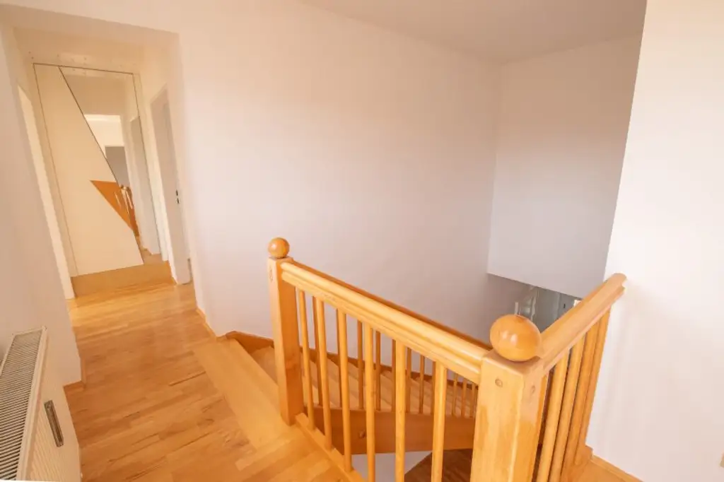 *** Wohnen in Waidmannsdorf *** Großzügige Vierzimmermaisonettewohnung mit Vorgarten & 3 Terrassen