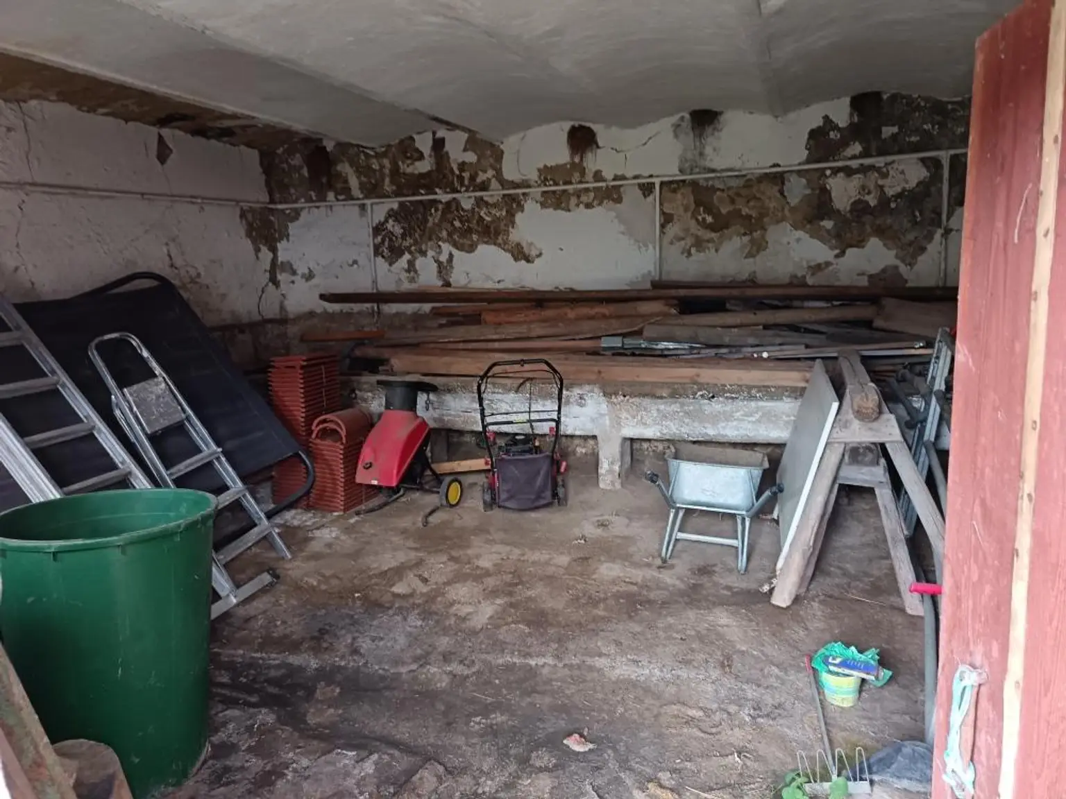 Vielseitiges Wohnhaus mit großzügigem Hof und Nebengebäuden