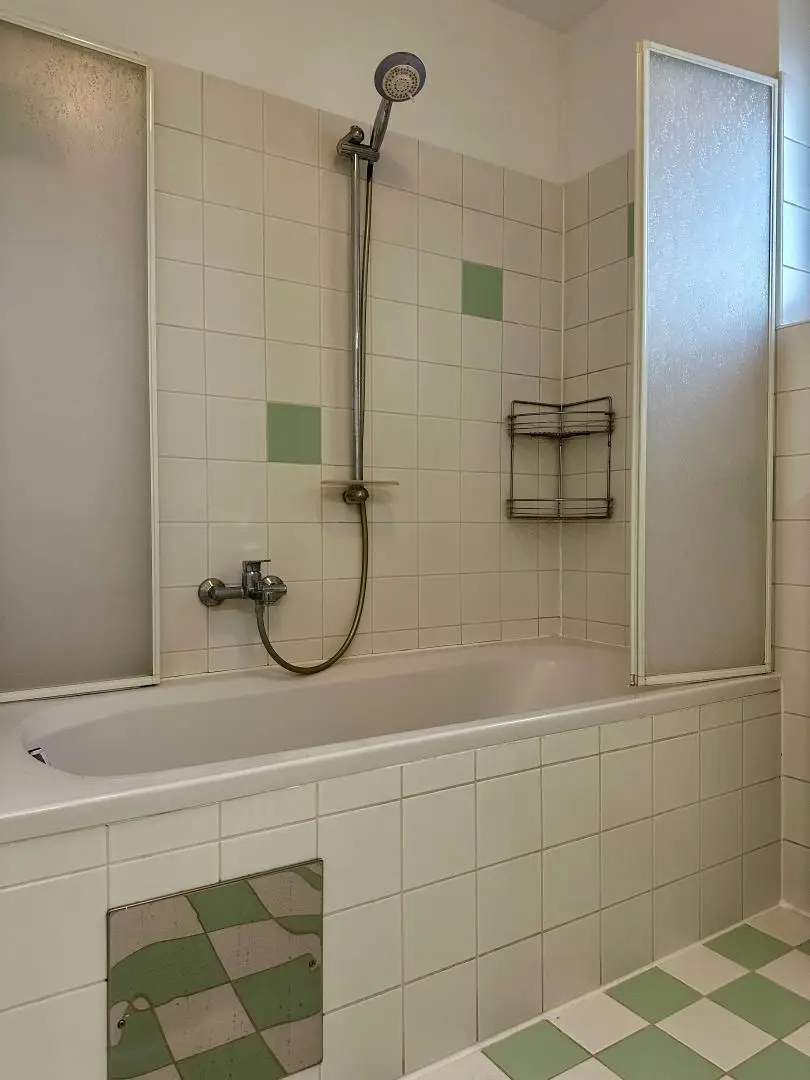 Bad mit WC und Fenster