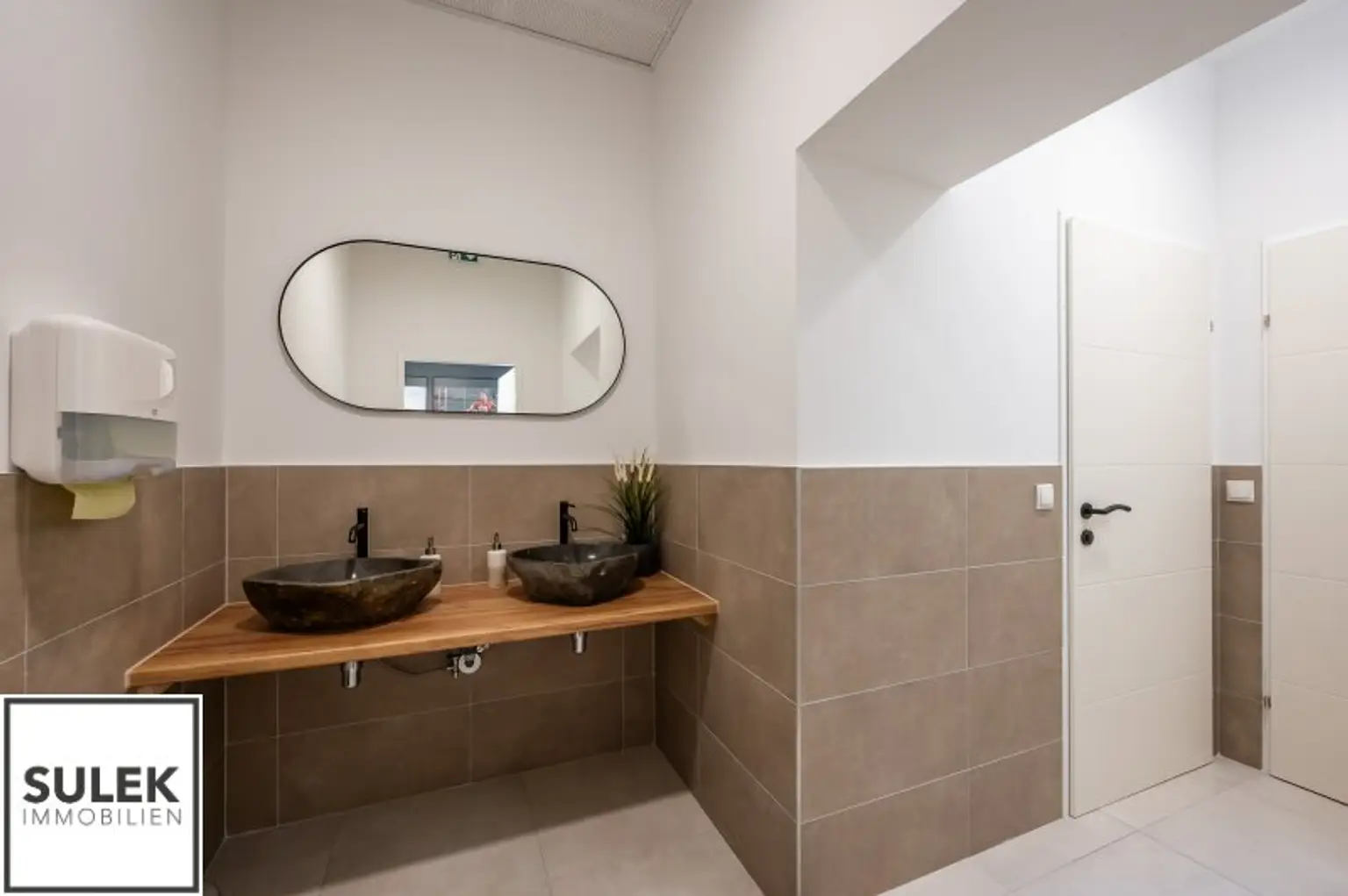 Ihr neuer Unternehmenssitz: Modernes Büro/ Praxisgebäude in Mödling mit Top-Anbindung