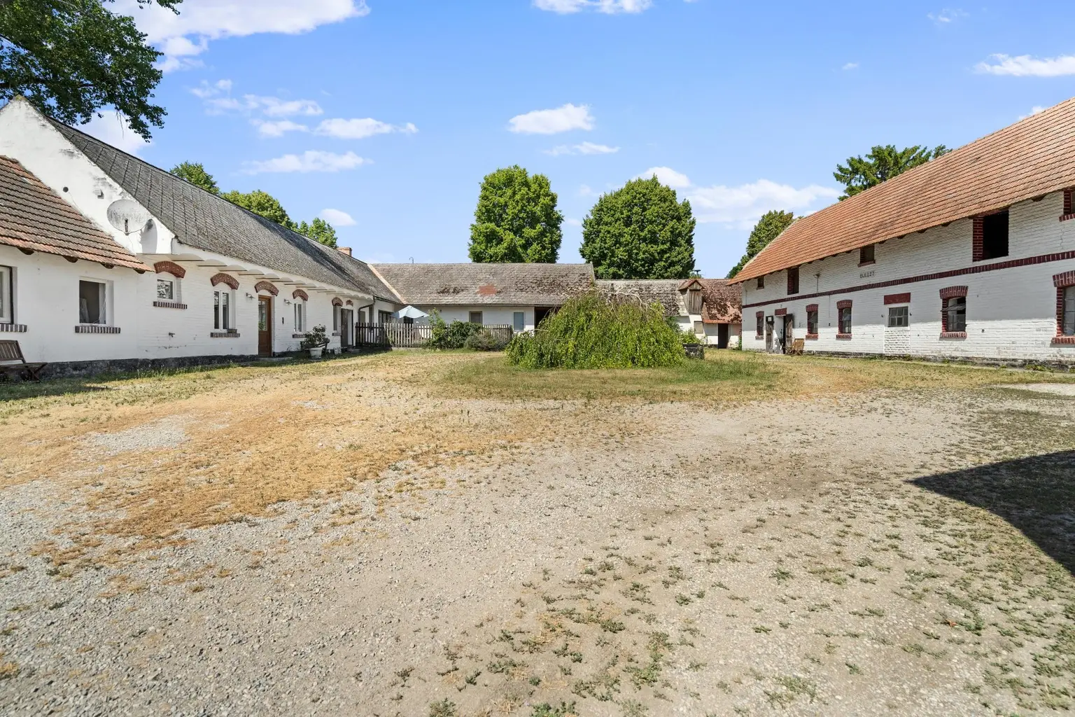 "Großzügiges Grundstück mit Pferdehof und sanierungsbedürftigem Haus – nur Minuten von Wien entfernt"