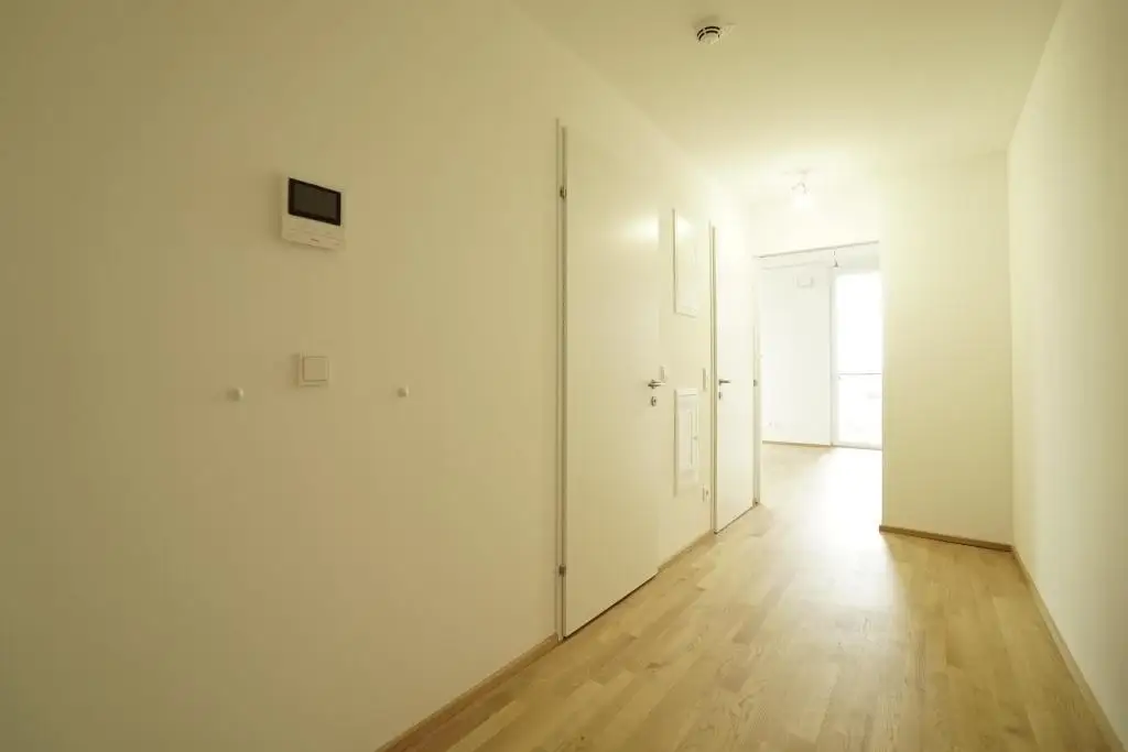 2 Zimmer + Balkon im TRIIIPLE! VIDEOBESICHTIGUNG!