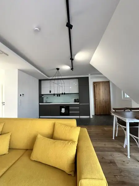 MÖBLIERTE WOHNUNG MIT BALKON - MODERNSTE AUSSTATTUNG