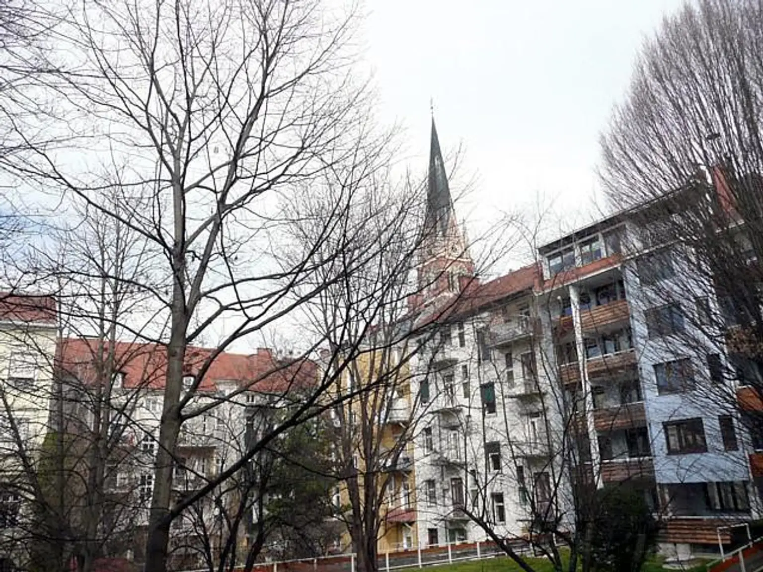 Provisionsfreie 2-Zimmer-Altbauwohnung mit großem Balkon in Herz-Jesu bei Schillerplatz ab 01.01.2026