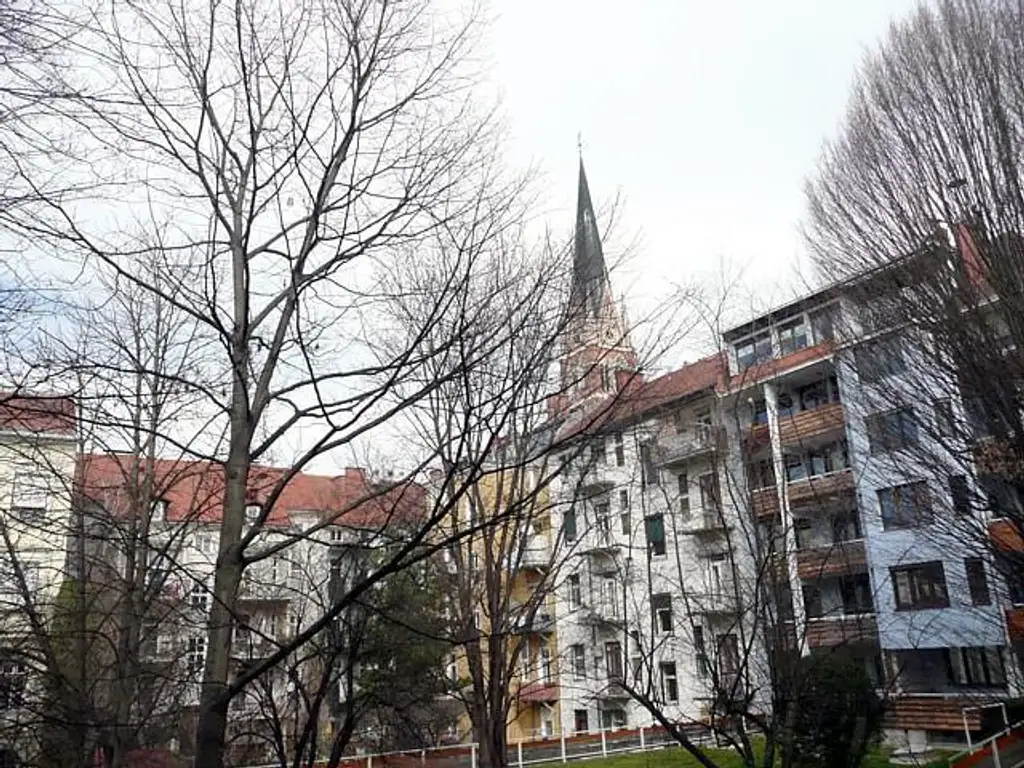 Provisionsfreie 2-Zimmer-Altbauwohnung mit großem Balkon in Herz-Jesu bei Schillerplatz ab 01.01.2026