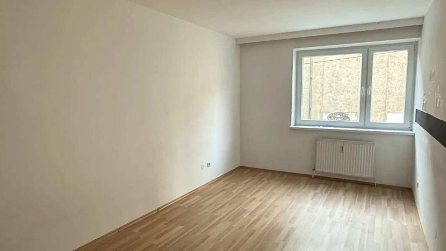 Kirchstetterngasse: 2 Zimmer mit separater Küche (zenral begehbar) im Ersten Liftstock!