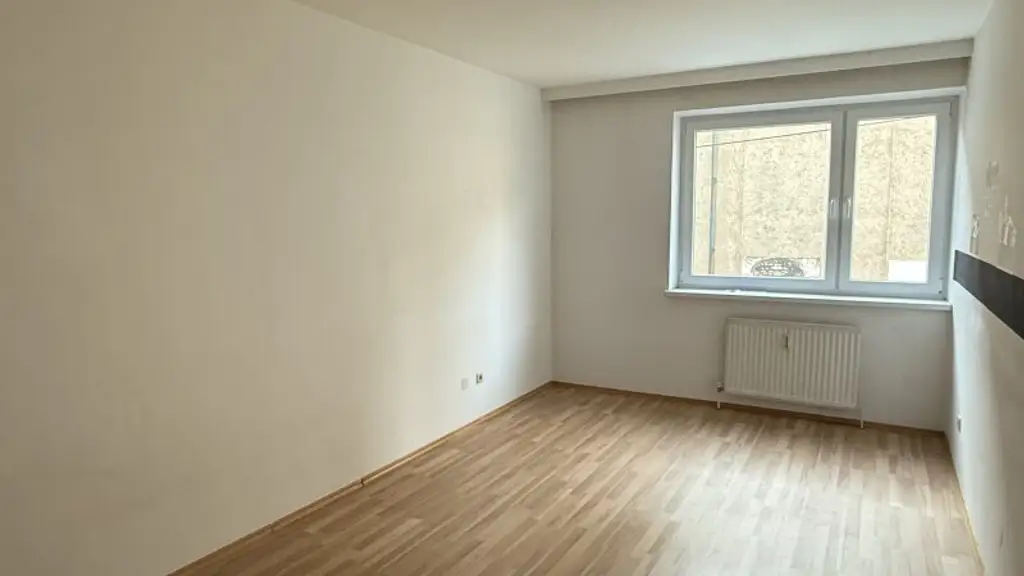 Kirchstetterngasse: 2 Zimmer mit separater Küche (zenral begehbar) im Ersten Liftstock!