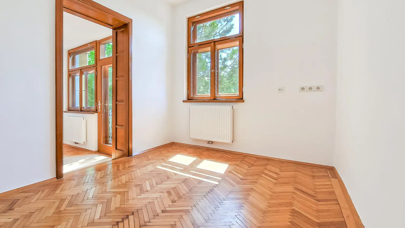 Grüne Oase in Prestige-Lage, Stilvilla mit ca. 1.600 m² Grund, Gästehaus, 2 Garagen und großem Pool
