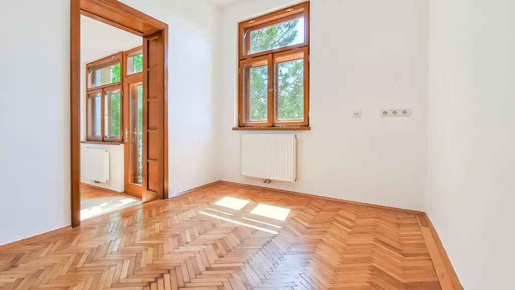 Grüne Oase in Prestige-Lage, Stilvilla mit ca. 1.600 m² Grund, Gästehaus, 2 Garagen und großem Pool