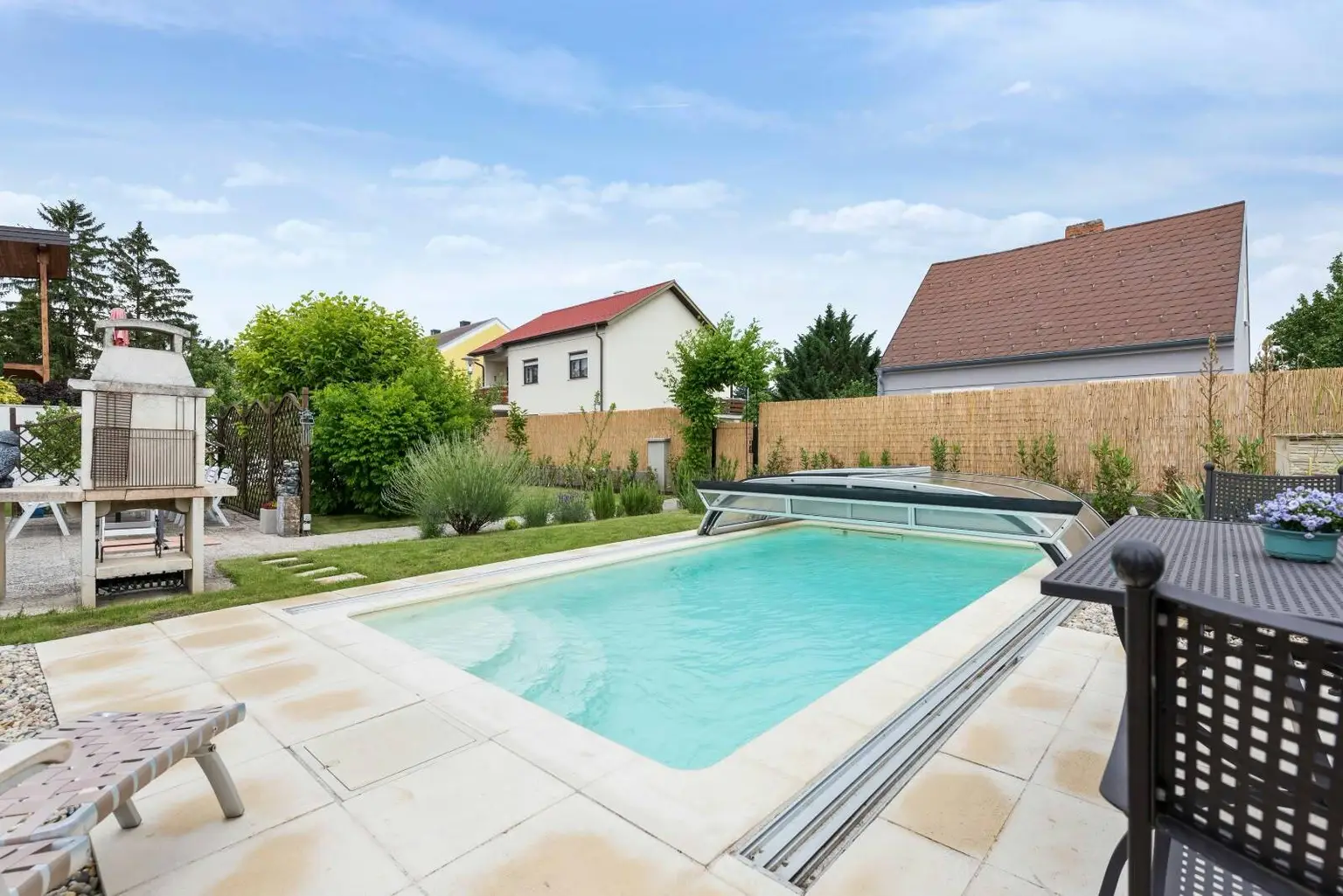Einfamilienhaus mit Pool und großem Garten