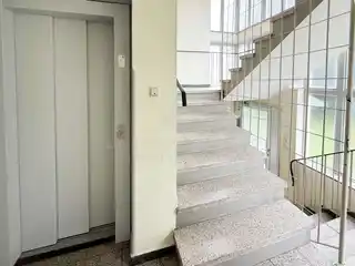 Treppenhaus mit Fahrstuhl