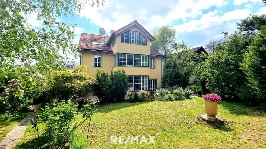 Elegante Villa im Landhausstil mit Riesengarage