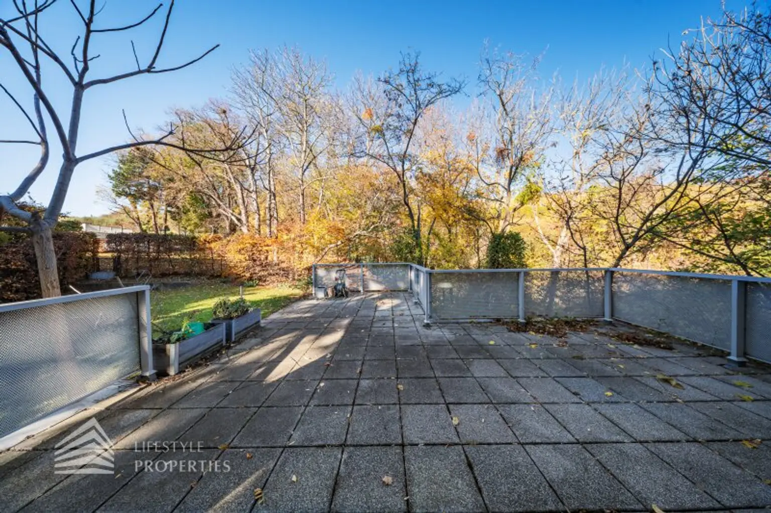 Wunderschöne 5 - Zimmer Wohnung mit Terrasse und Garten