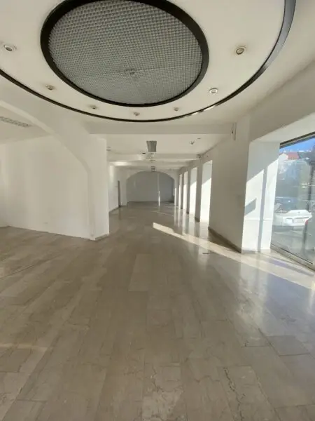 Großzügiges, modernes Geschäftslokal / Büro / Praxis mit großen Auslagenflächen Nähe Hütteldorfer Straße!