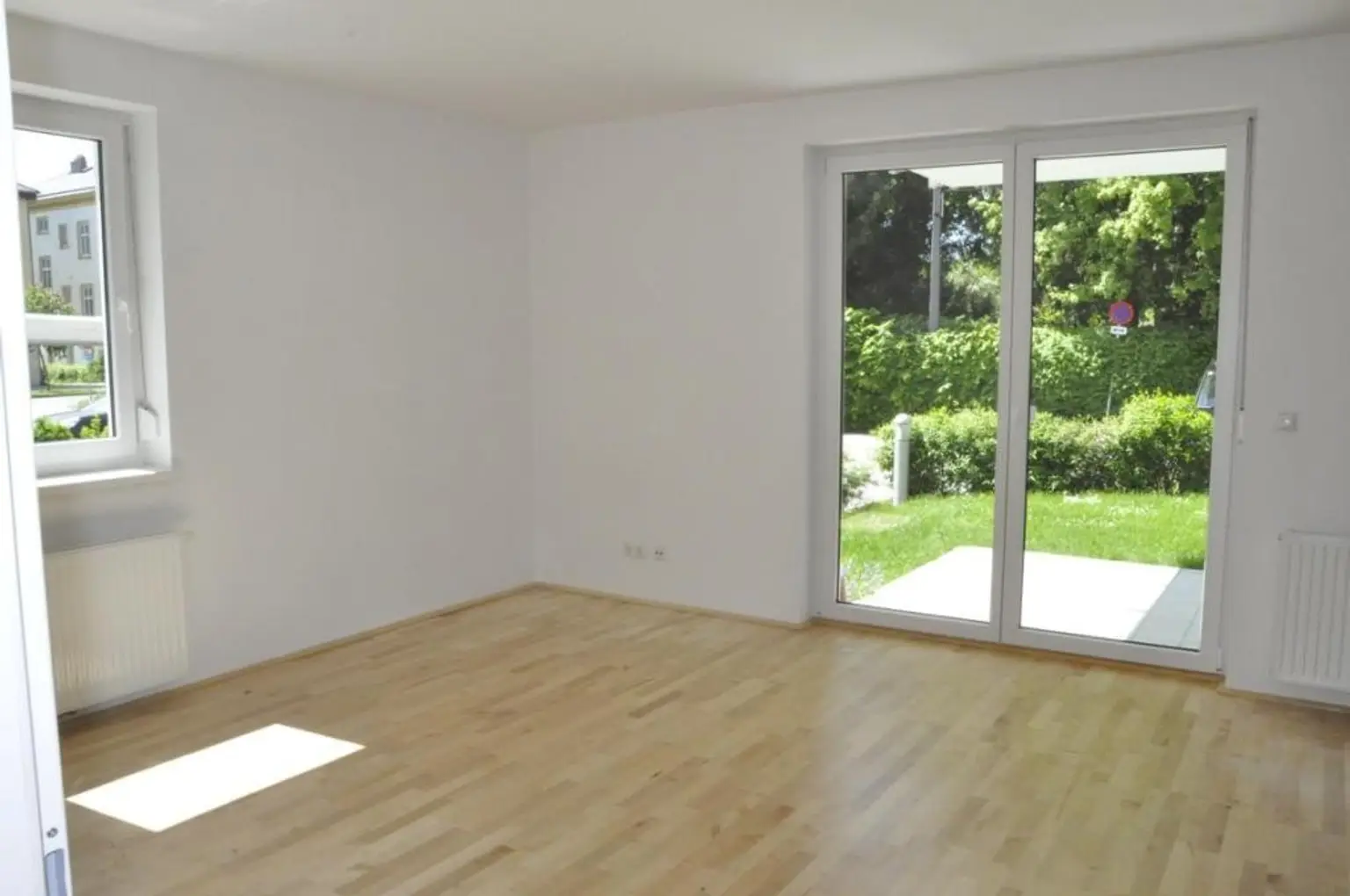 Moderne 4-Zimmer-Wohnung mit Eigengarten, in zentraler Lage und absoluter Seenähe!
