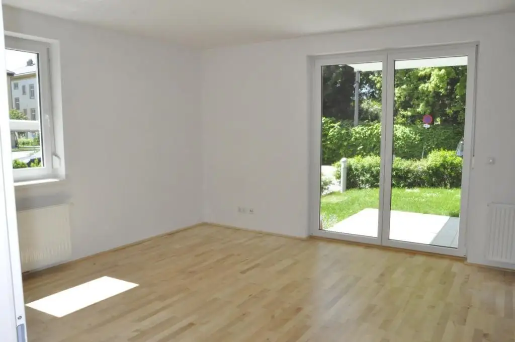 Moderne 4-Zimmer-Wohnung mit Eigengarten, in zentraler Lage und absoluter Seenähe!