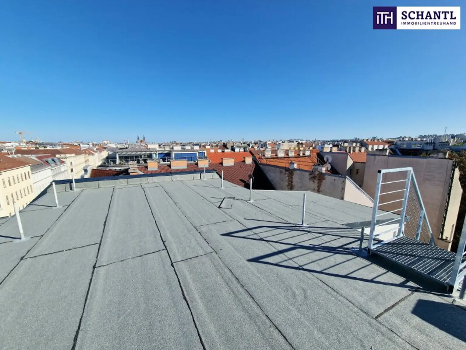 Exklusive 4-Zimmer-Dachgeschosswohnung in revitalisiertem Altbauhaus – Stilvolles Wohnen mit Dachterrasse, Fischgrätparkett, Klimaanlage & Luftwärmepumpe auf modernstem Stand