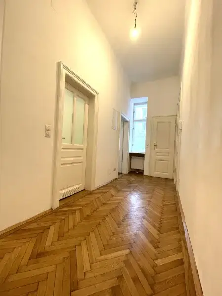 Stilvolle 2 Zimmer Wohnung, neu saniert, im wunderschönen Stilaltbau