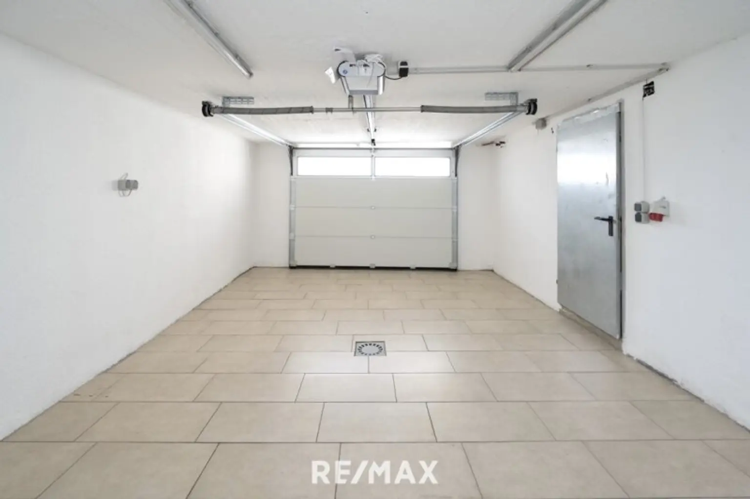 Voll unterkellertes Zweifamilienhaus mit Garten, Carport & Garage in sonniger Zentrumslage von Bad Hall!