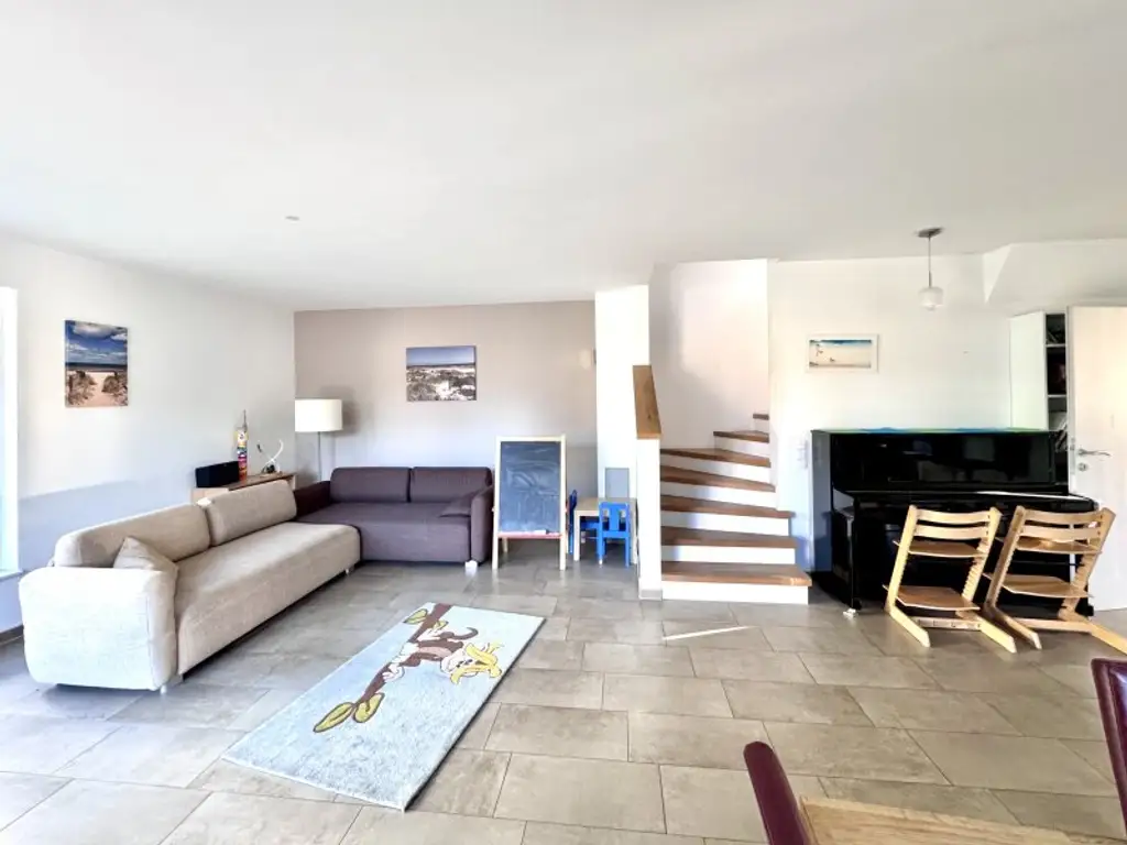 Modernes Familienhaus (2019) mit 6 Zimmern, Wohnkeller, Dachterrasse, Garten und 2 Stellplätzen