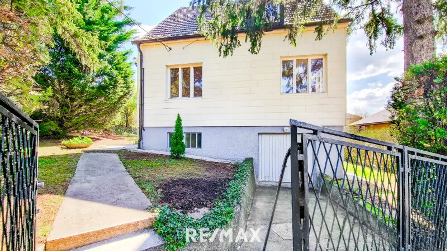 Straßenfassade und Vorgarten