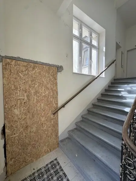 Leeres Zinshaus mit baubewilligtem Dachausbau im 2. Bezirk – Top Investment