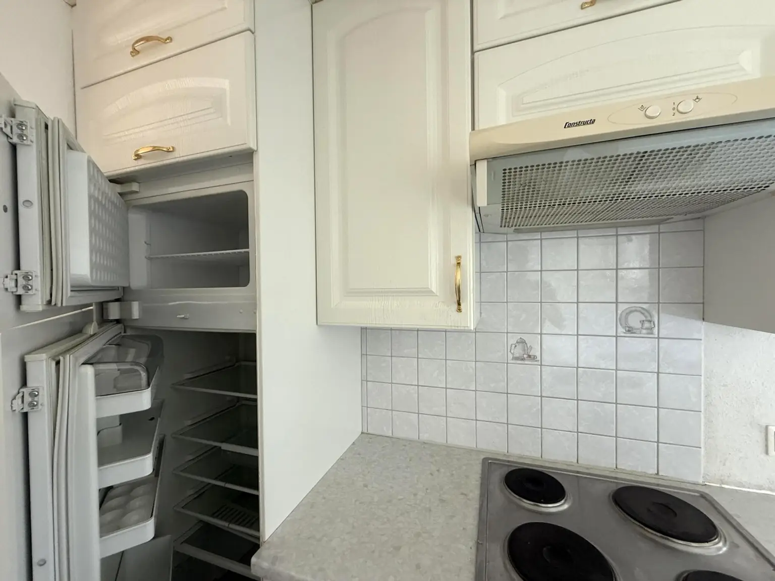 Eine helle, renovierungsbedürftige 3-Zimmer Wohnung // A bright 3-room apartment in need of renovation //