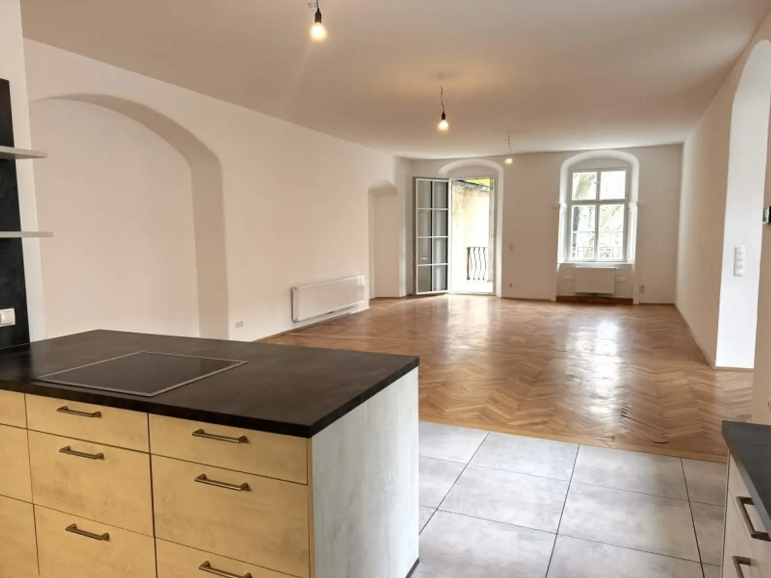 Küche mit Blick ins Wohnzimmer