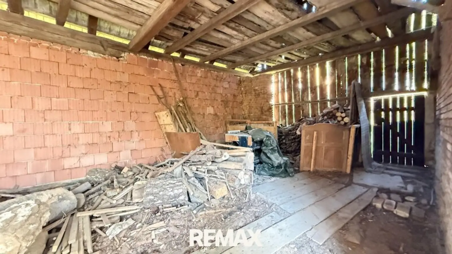 Holz Stadl mit Zugang zum hinteren Garten