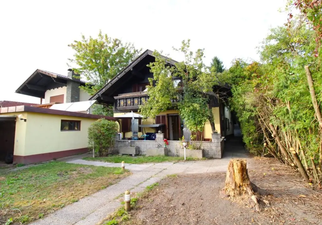 WAIDMANNSDORF  -  Sanierungsbedürftiges Haus in Aussichtslage!