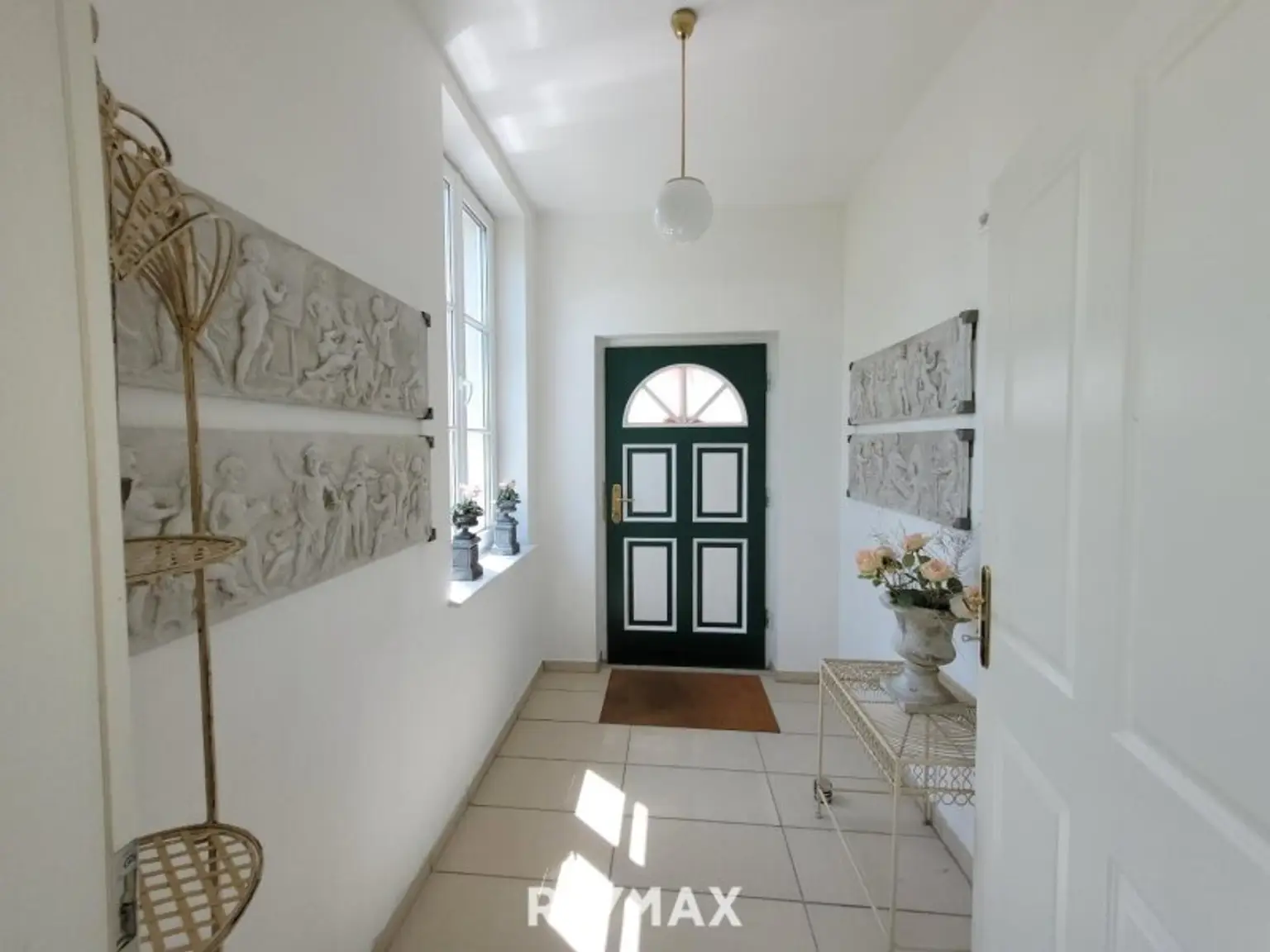 Elegante Villa im Landhausstil mit Riesengarage