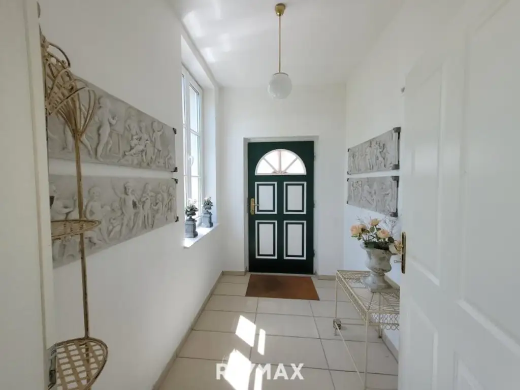 Elegante Villa im Landhausstil mit Riesengarage