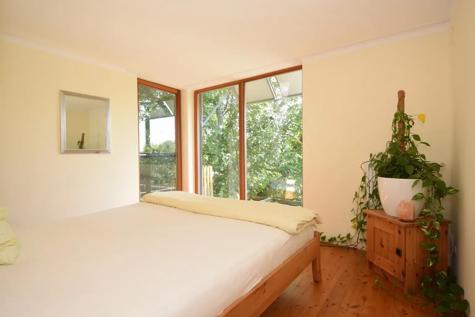 Schlafzimmer mit Blick ins Grüne