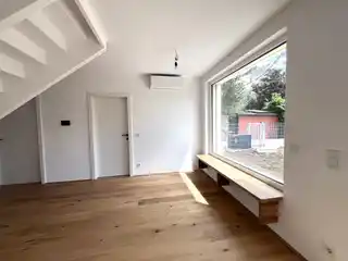 Wohnzimmer mit offener Küche