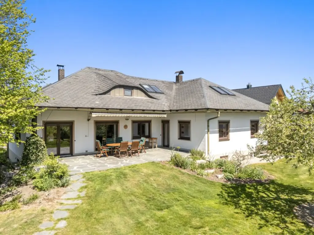 Schöner, gepflegter 270m² Bungalow mit 2 Wohnungen und 1.318m² Grund in Viktring in ruhiger sonniger Aussichtslage!