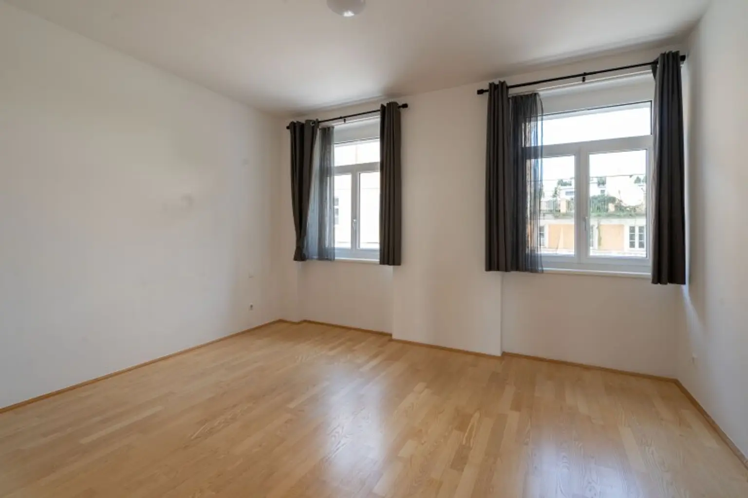 Nähe Landstraße: Moderne 3-Zimmer Wohnung mit Balkon und TG-Parkplatz zu mieten!