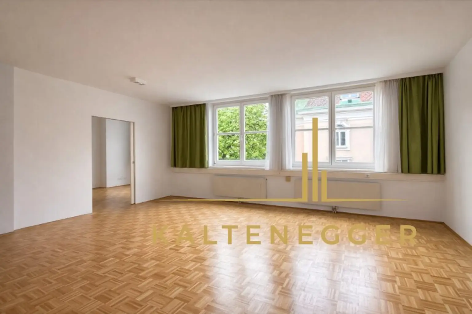 Heller Wohnbereich mit großzügiger Fensterfront