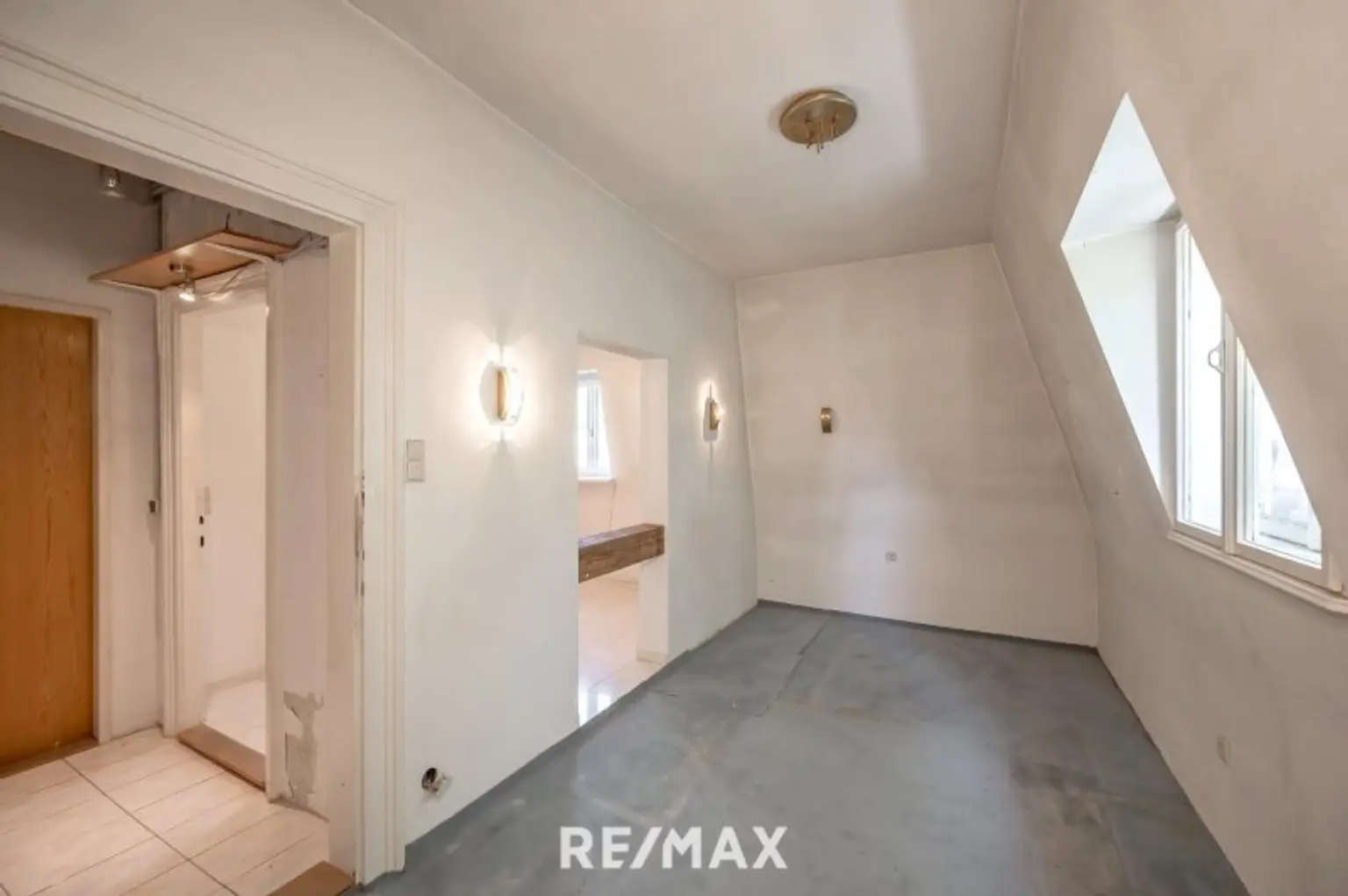 WOHNUNG IN ALTBAU-VILLA | EIGENGARTEN | SANIERUNGSBEDÜRFTIGES JUWEL