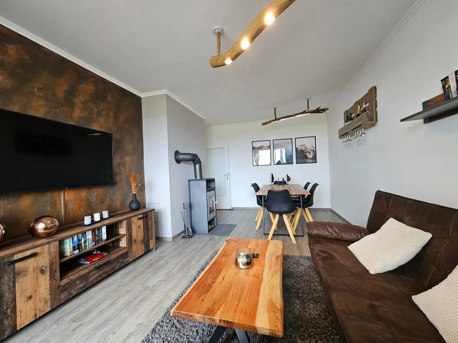 Wohnzimmer mit Kamin