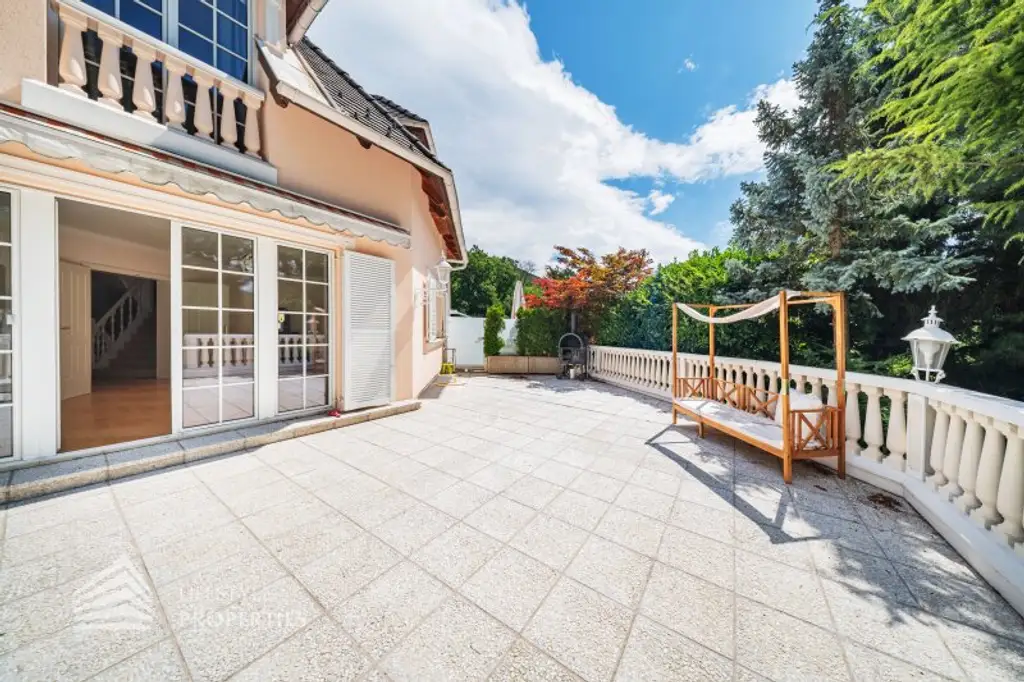 Beeindruckende Villa mit gepflegten Garten und Pool