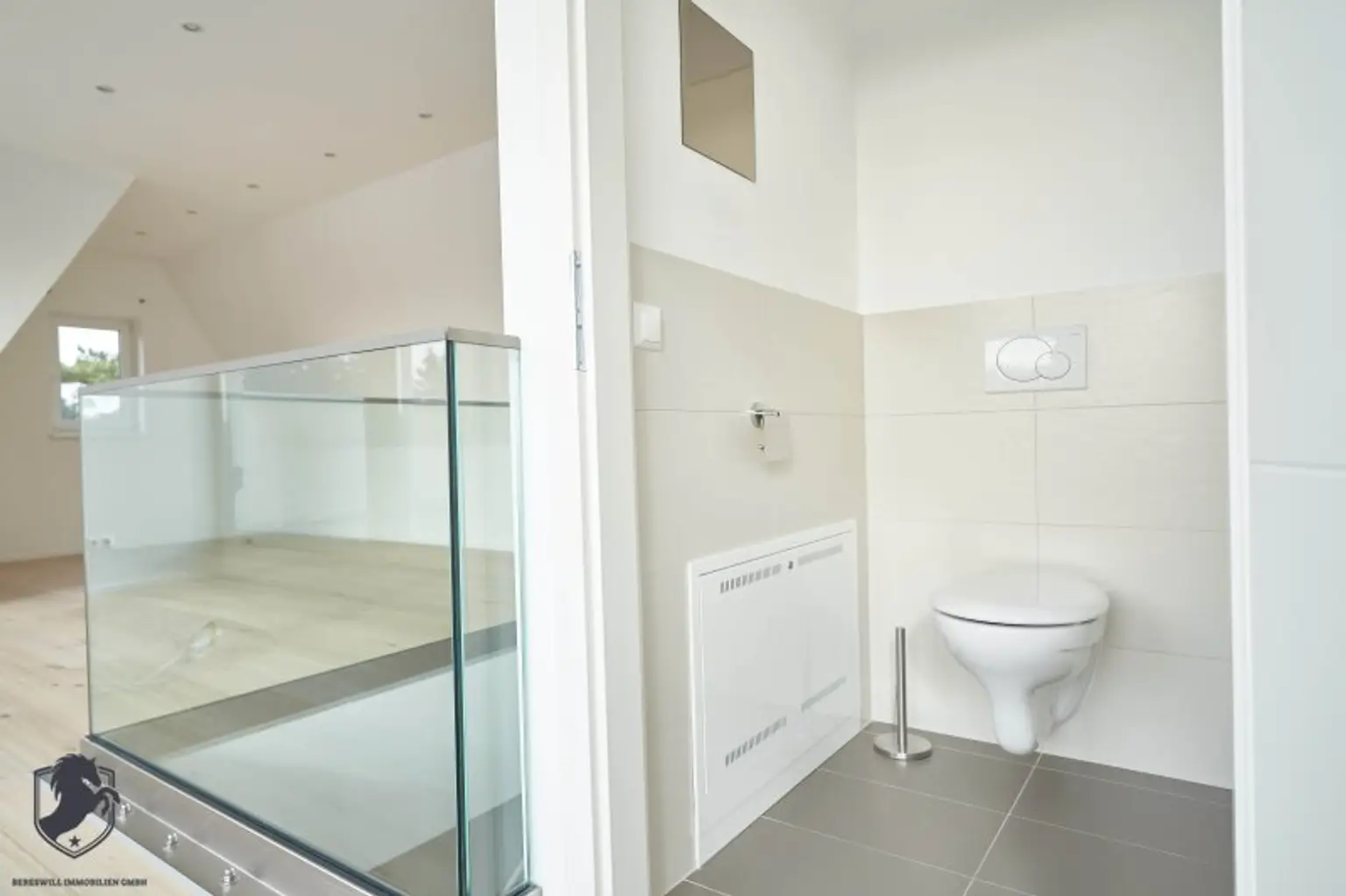 Außergewöhnliche Villa mit drei Wohneinheiten, Gewerbeeinheit & teilbarem Grundstück