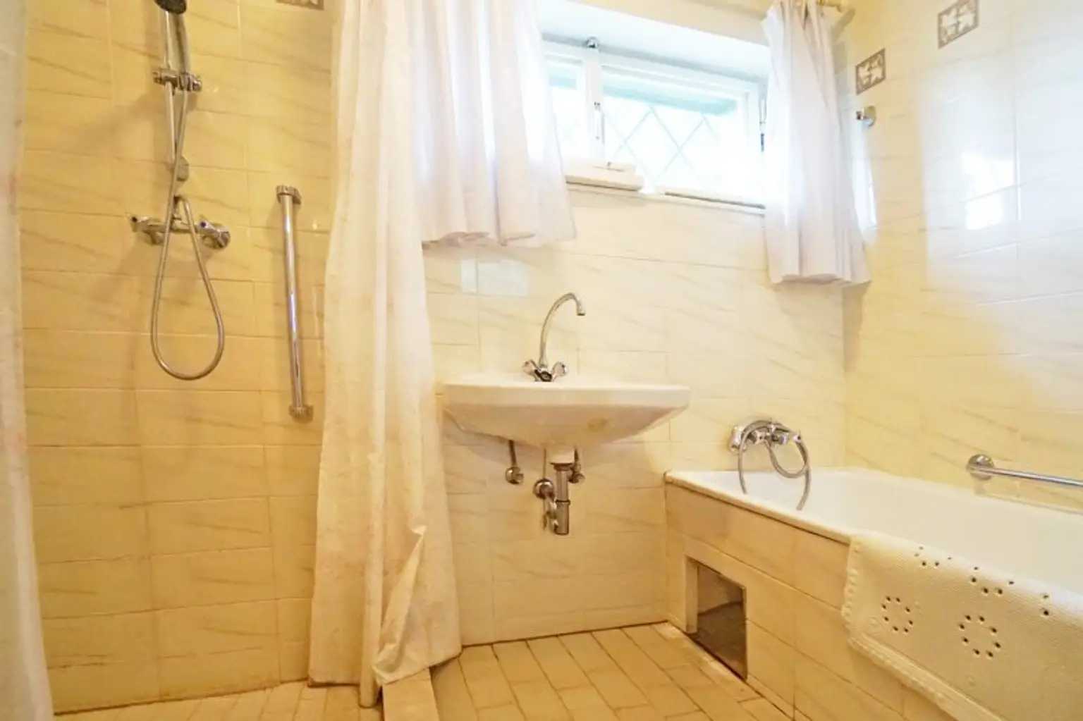 Badezimmer mit Wanne und Dusche